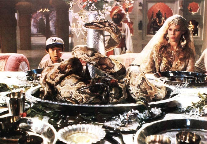 Jonathan Ke Quan e Kate Capshaw in una scena di Indiana Jones e il tempio maledetto