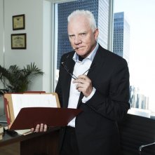 Malcolm McDowell in una foto promozionale di Franklin & Bash