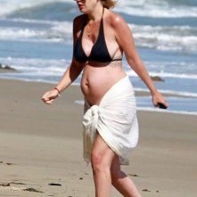 Tori Spelling mostra il suo pancione in bikini, mentre passa il Memorial Day sulla spiaggia con la sua famiglia