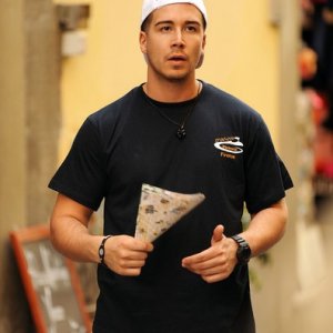 Vinny Guadagnino fuori dalla pizzeria O'Vesuvio dove il 'Jersey Shore' sta lavorando durante le riprese in Italia