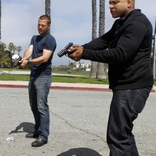 Chris O'Donnell e LL Cool J armati di pistola nell'episodio Imposters di NCIS: Los Angeles