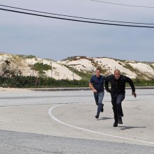 Chris O'Donnell e LL Cool J durante una missione nell'episodio Imposters di NCIS: Los Angeles