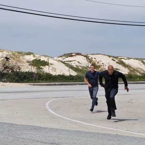 Chris O'Donnell e LL Cool J durante una missione nell'episodio Imposters di NCIS: Los Angeles