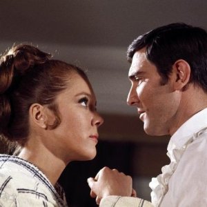 Diana Rigg e George Lazenby in una scena del film Agente 007, al servizio segreto di sua maestà