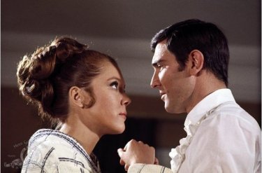 Diana Rigg e George Lazenby in una scena del film Agente 007, al servizio segreto di sua maestà