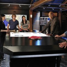La squadra lavora ad un caso nell'episodio Familia di NCIS: Los Angeles