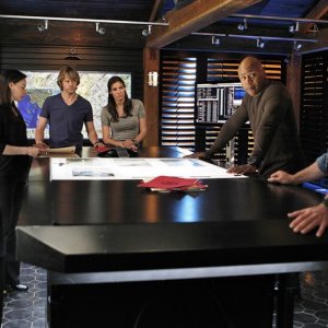 La squadra lavora ad un caso nell'episodio Familia di NCIS: Los Angeles