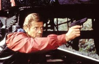 Roger Moore in una scena del film Octopussy operazione piovra