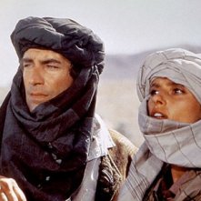 Timothy Dalton e Maryam d'Abo in una scena del film Agente 007, zona pericolo