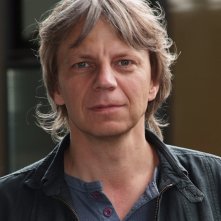 Un primo piano del regista Andreas Dresen sul set del suo Halt auf freier Strecke