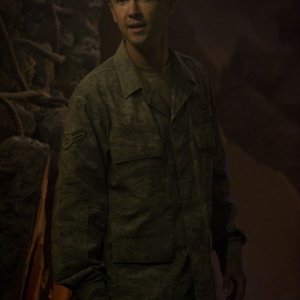Airman Evans (Morgan David Jones) in una scena dell'episodio Alliances di Stargate Universe