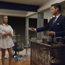 Amber Heard e Eddie Cibrian in una scena della serie drammatica The Playboy Club