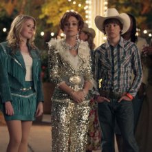 Annie Potts, Colton Shires e  Lauran Irion in una scena del pilot di Good Christian Belles