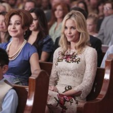Annie Potts e Leslie Bibb in una scena del pilot di Good Christian Belles
