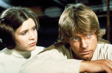 Carrie Fisher e Mark Hamill in una scena di Guerre Stellari