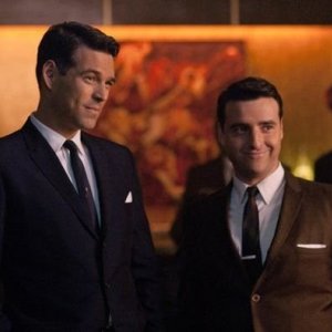 David Krumholtz e Eddie Cibrian in una scena della serie The Playboy Club