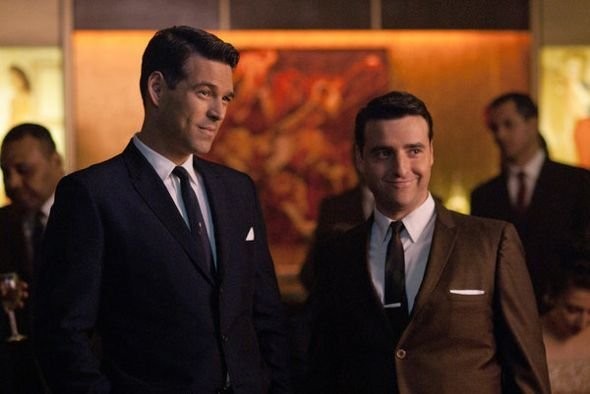 David Krumholtz e Eddie Cibrian in una scena della serie The Playboy Club