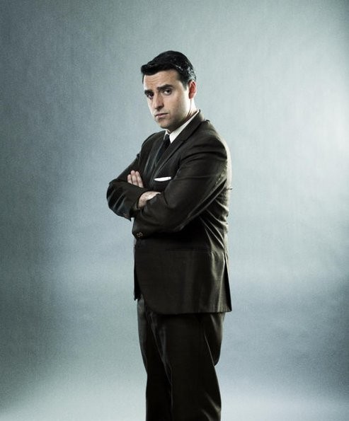 David Krumholtz  in una foto promozionale della serie The Playboy Club