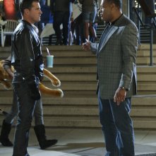 George Eads parla con Laurence Fishburne nell'episodio Cello And Goodbye di CSI: Scena del crimine