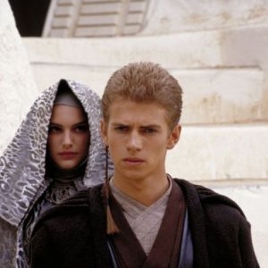 Hayden Christensen e Natalie Portman in una scena de L'attacco dei cloni