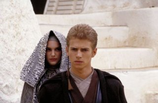 Hayden Christensen e Natalie Portman in una scena de L'attacco dei cloni