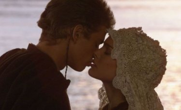 Hayden Christensen e Natalie Portman in una sequanza de L'attacco dei cloni