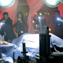 Jorja Fox, Marg Helgenberger e George Eads in una sequenza dell'episodio Cello And Goodbye di CSI: Scena del crimine