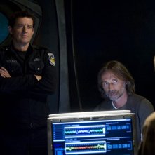 Justin Louis e Robert Carlyle guardano French Stewart nell'episodio Alliances di Stargate Universe