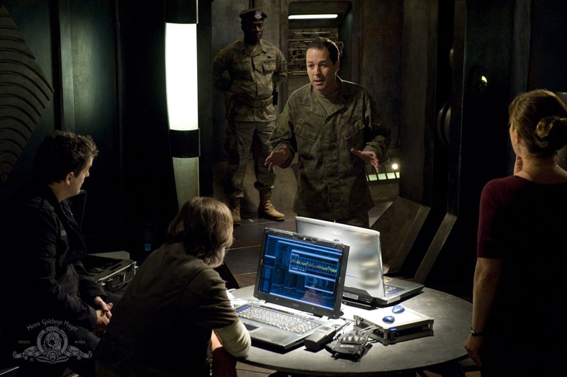 Justin Louis French Stewart E Robert Carlyle Discutono Nell Episodio Alliances Di Stargate Universe 205492