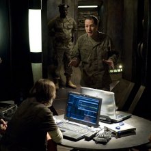 Justin Louis, French Stewart e Robert Carlyle discutono nell'episodio Alliances di Stargate Universe