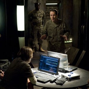 Justin Louis, French Stewart e Robert Carlyle discutono nell'episodio Alliances di Stargate Universe