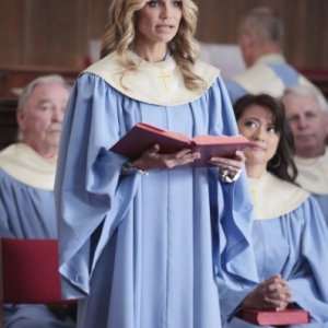 Kristin Chenoweth durante una scena del primo episodio della serie Good Christian Belles