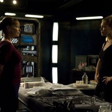 La Senatrice Michaels (Kathleen Quinlan) e TJ (Alaina Kalanj) nell'episodio Alliances di Stargate Universe