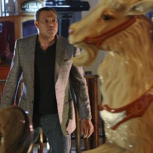 Langston (Laurence Fishburne) in un Luna Park nell'episodio Cello And Goodbye di CSI: Scena del crimine