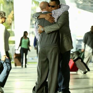 Laurence Fishburne abbraccia Robert David Hall in: Cello And Goodbye di CSI: Scena del crimine