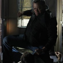 Laurence Fishburne atterra Bill Irwin nell'episodio In A Dark, Dark House di CSI: Scena del crimine