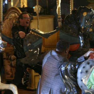 Laurence Fishburne insegue Bill Irwin Haskell in: Cello And Goodbye di CSI: Scena del crimine