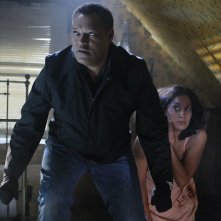 Laurence Fishburne protegge Ellen Ross nell'episodio In A Dark, Dark House di CSI: Scena del crimine