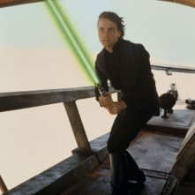Mark Hamill imbraccia la spada laser ne Il ritorno dello jedi