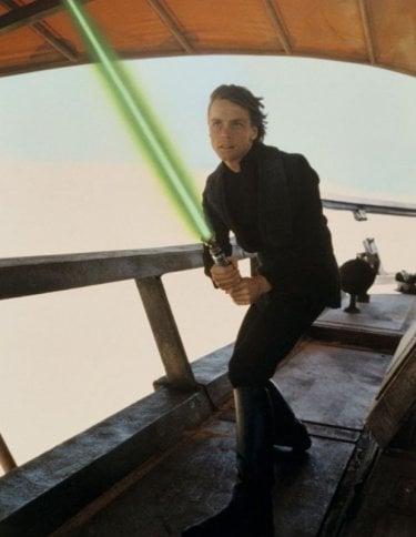 Mark Hamill imbraccia la spada laser ne Il ritorno dello jedi