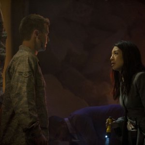 Ming-Na parla con Morgan David Jones nell'episodio Alliances di Stargate Universe