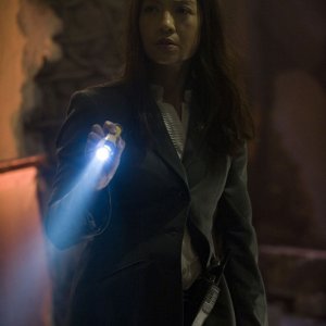 Ming-Na, torcia in mano, perlustra la zona nell'episodio Alliances di Stargate Universe