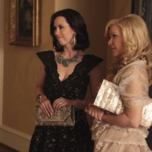 Miriam Shor e Jennifer Aspen in una scena del pilot di Good Christian Belles