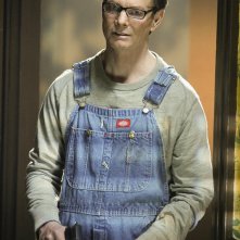 Nate Haskell (Bill Irwin) armato di pistola nell'episodio In A Dark, Dark House di CSI: Scena del crimine