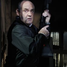 Paul Guilfoyle armato in una scena dell'episodio In A Dark, Dark House di CSI: Scena del crimine
