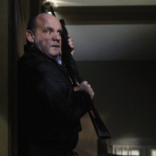 Paul Guilfoyle in tensione in un momento dell'episodio In A Dark, Dark House di CSI: Scena del crimine