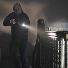 Paul Guilfoyle in una sequenza dell'episodio In A Dark, Dark House di CSI: Scena del crimine