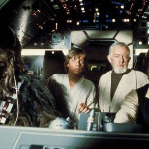 Peter Mayhew, Alec Guinness, Mark Hamill e Harrison Ford in Guerre Stellari