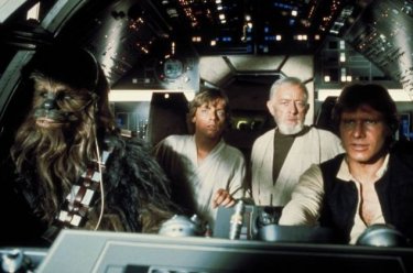 Peter Mayhew, Alec Guinness, Mark Hamill e Harrison Ford in Guerre Stellari