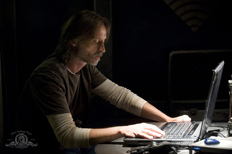 Robert Carlyle Lavora Al Computer Nell Episodio Alliances Di Stargate Universe 205508